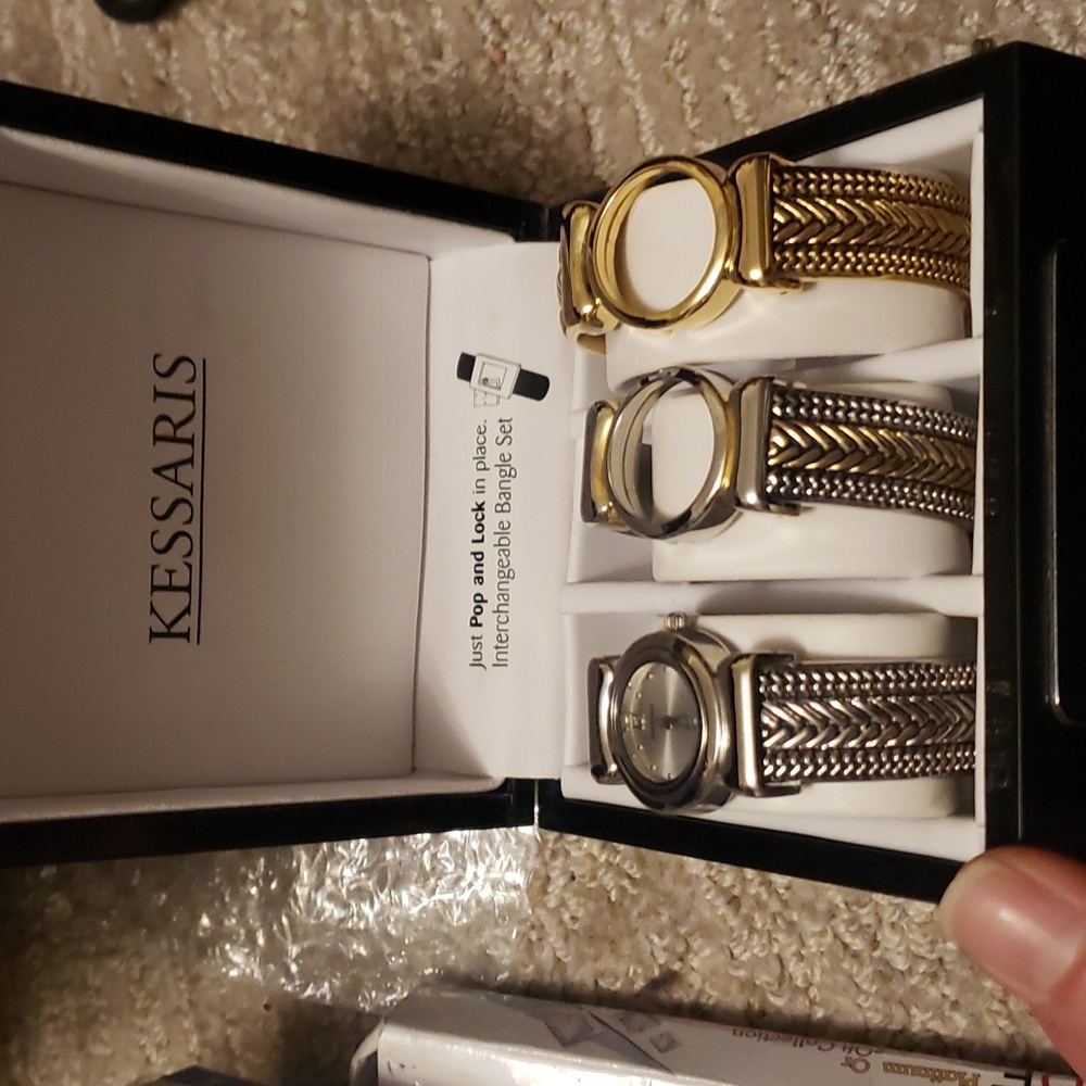 New in box Kessaris watch and 2 changeable bands